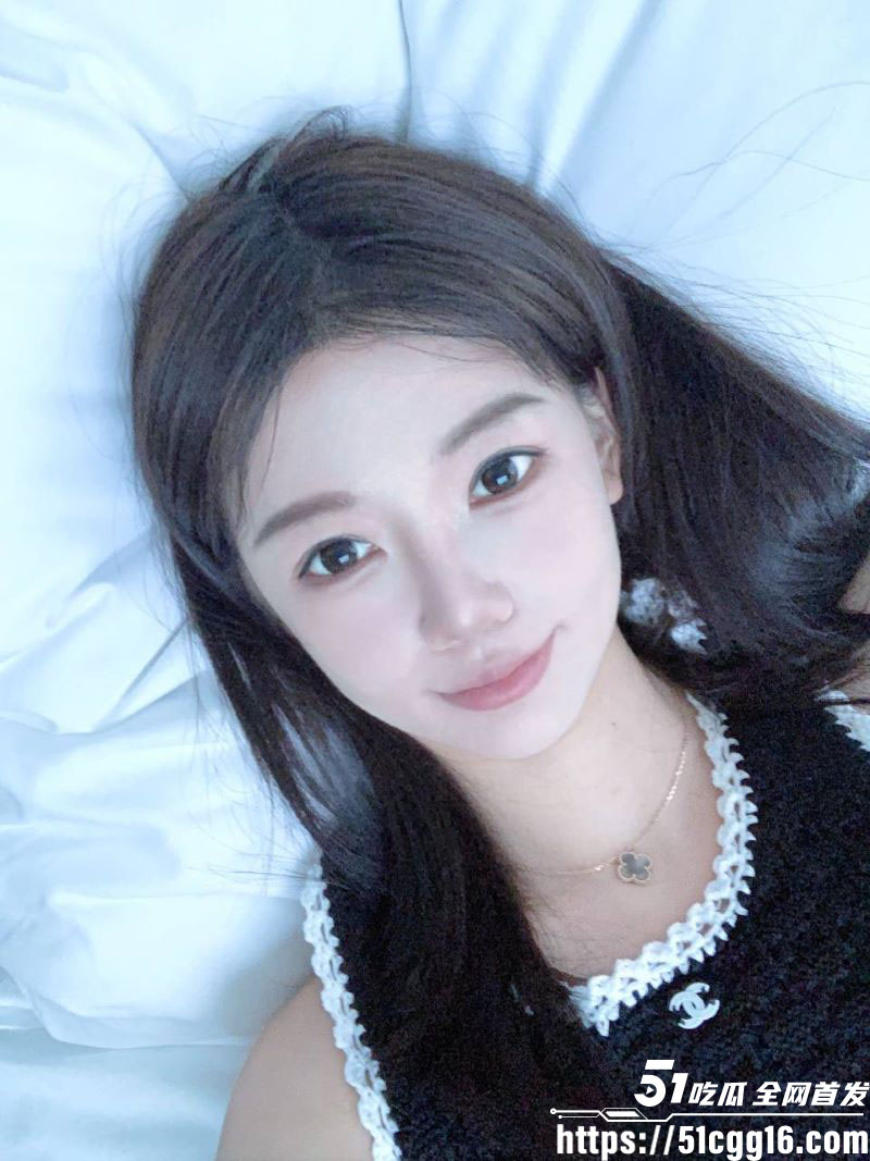 成都精神小伙 张嘉鑫 和骚货女友第5弹 丝袜情趣装被站立后入 各种姿势不停猛干 浪叫连连！