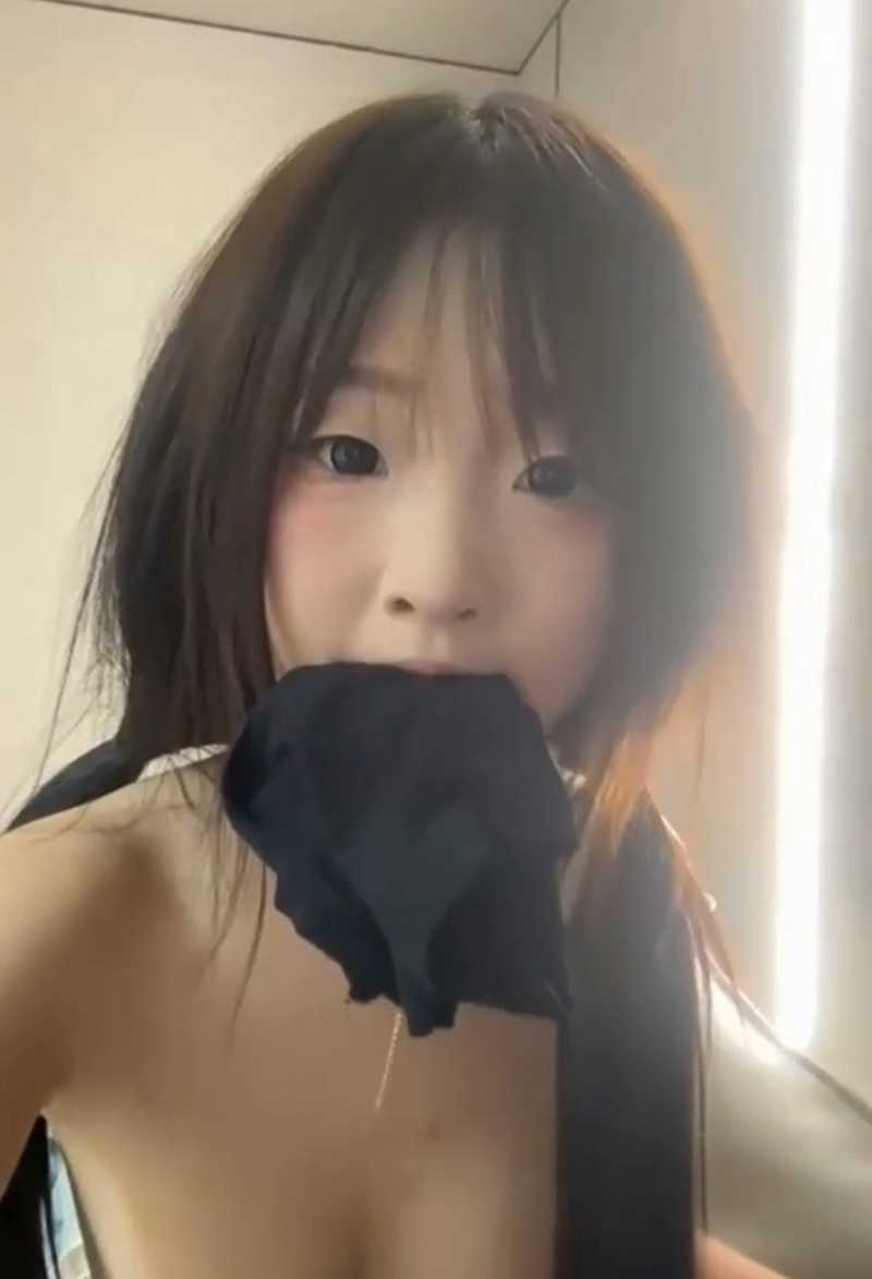 稚嫩萝莉卡卡西直播诱惑逼脸同框视频流出2拷贝