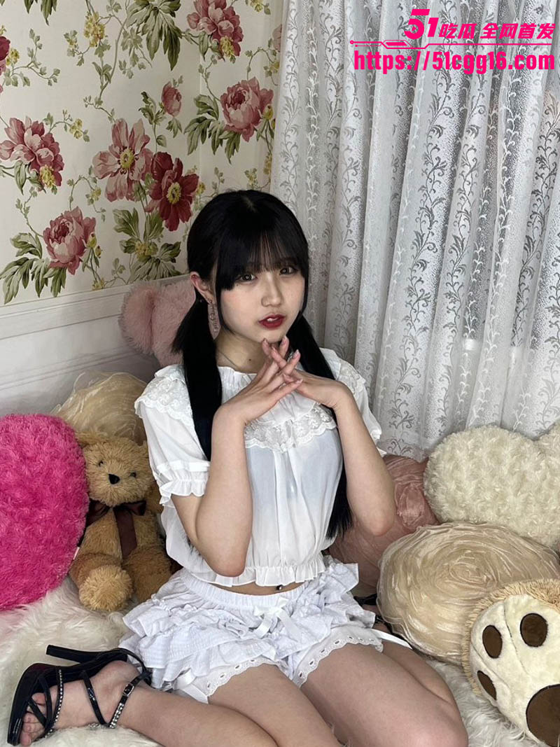 日本超可爱女大学生公园厕所自慰2