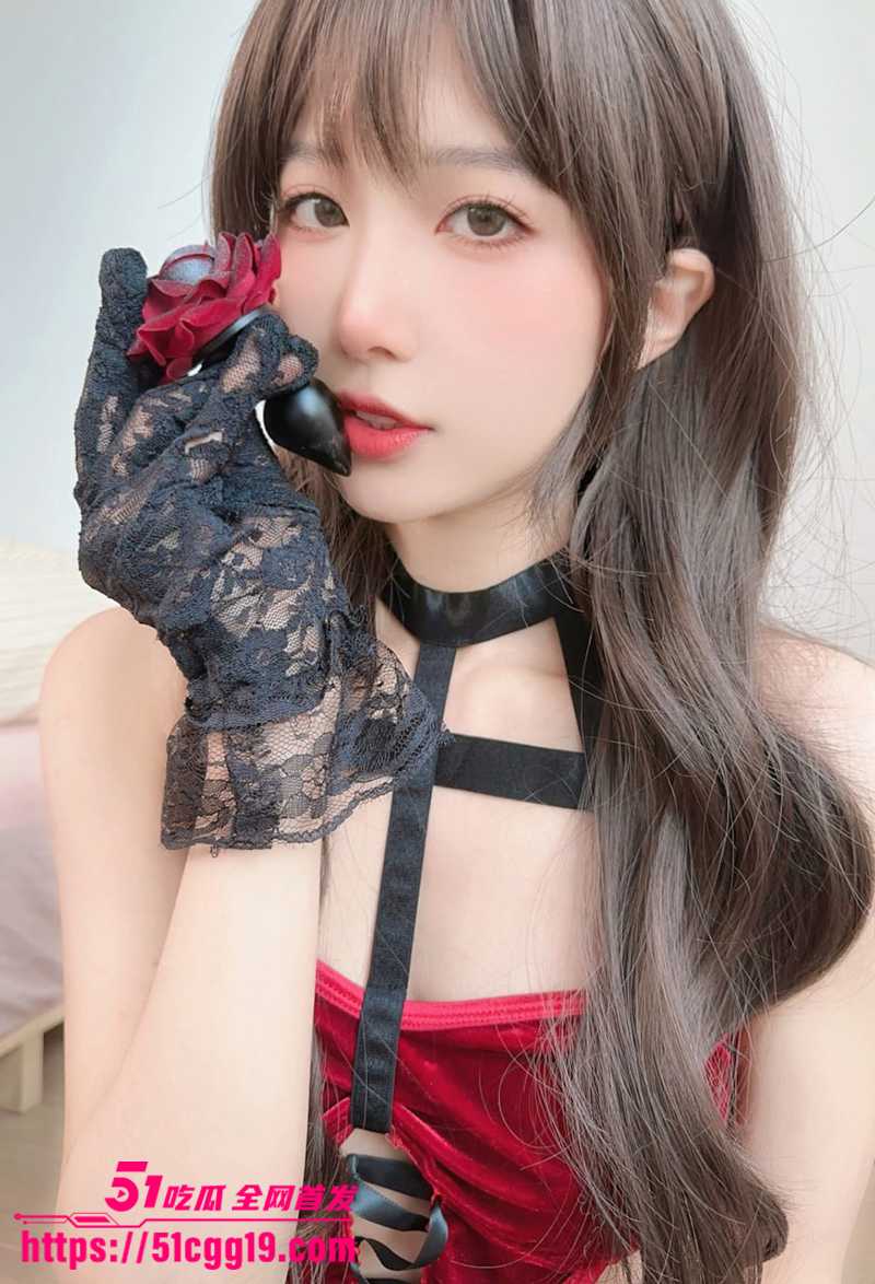 性感福利姬 布丁大法 最新力作 COS哥特黑丝女神 玫瑰肛塞嵌于翘臀 胶带封穴却露肥唇 露脸猛摇教人兽血沸腾！