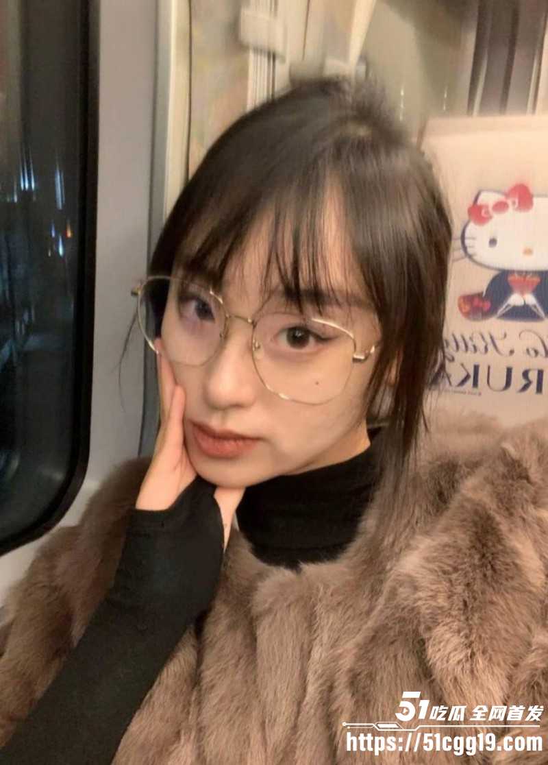 上海超美眼镜御姐被土豪包养05
