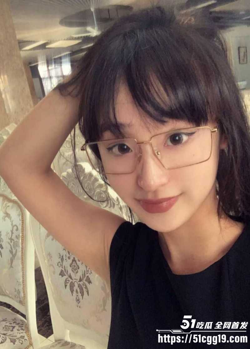 上海超美眼镜御姐被土豪包养04