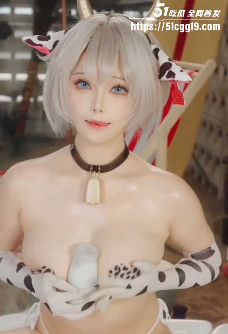 推特极品巨乳女神蜜汁猫裘奶牛比基尼诱惑写真视图流出7拷贝