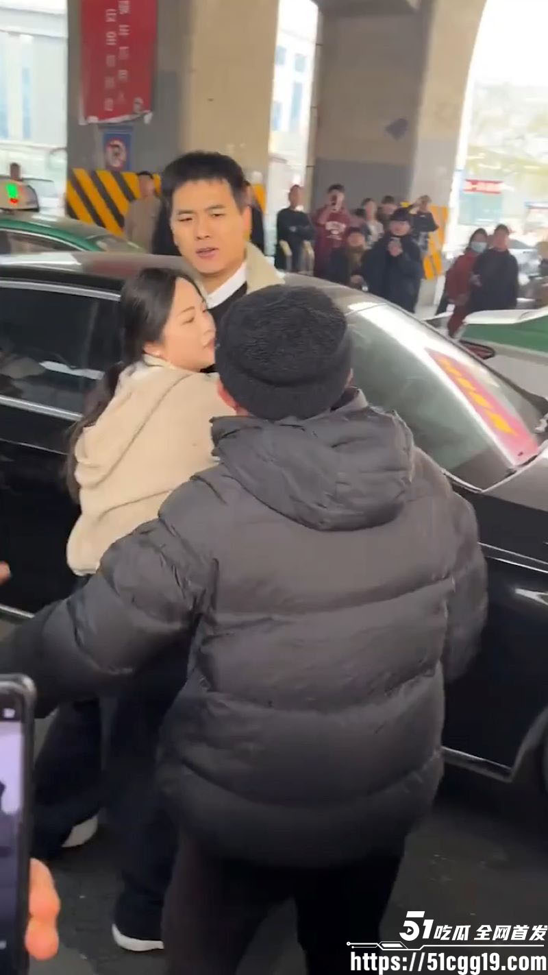 郑州奔驰E300L渣男出轨被原配当街抓奸 2