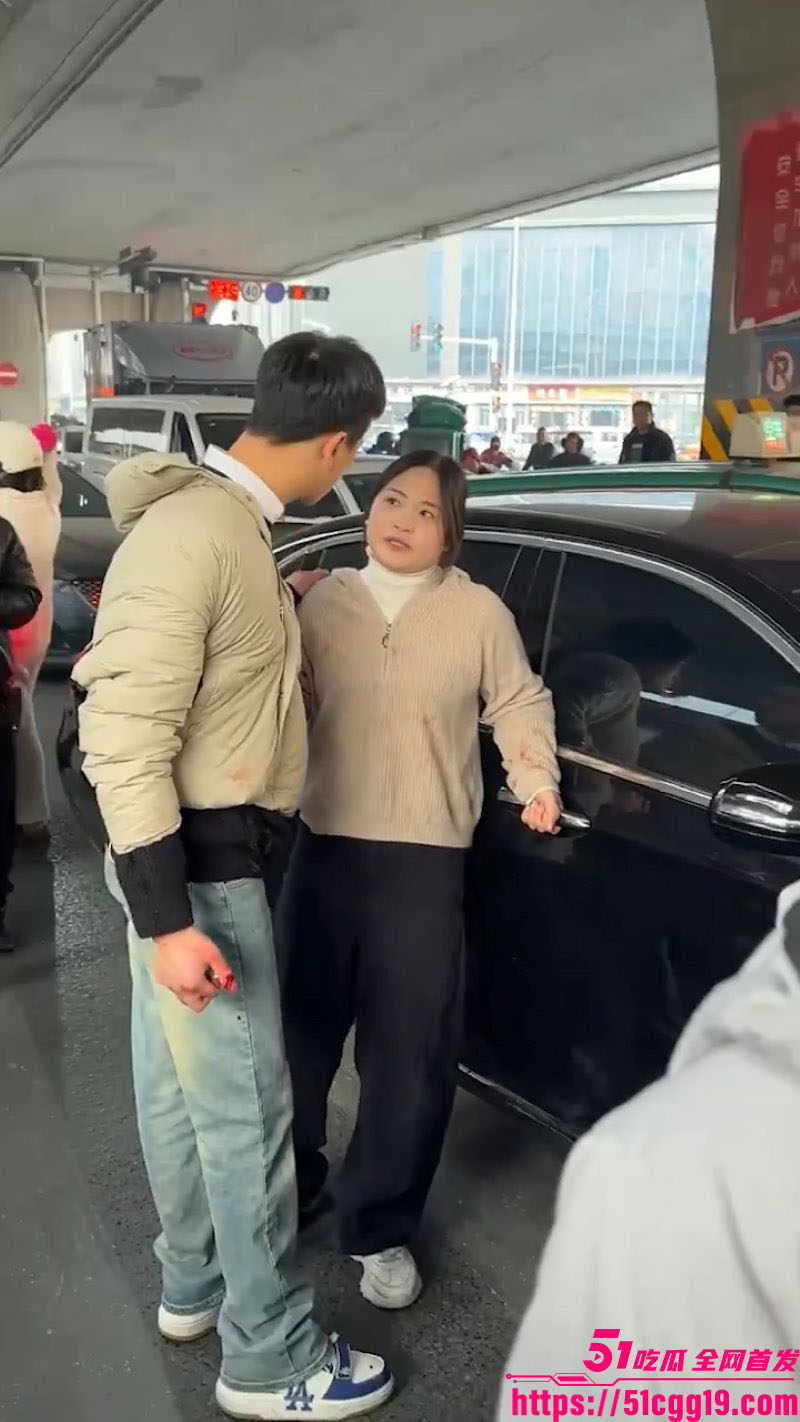 郑州奔驰E300L渣男出轨被原配当街抓奸 5