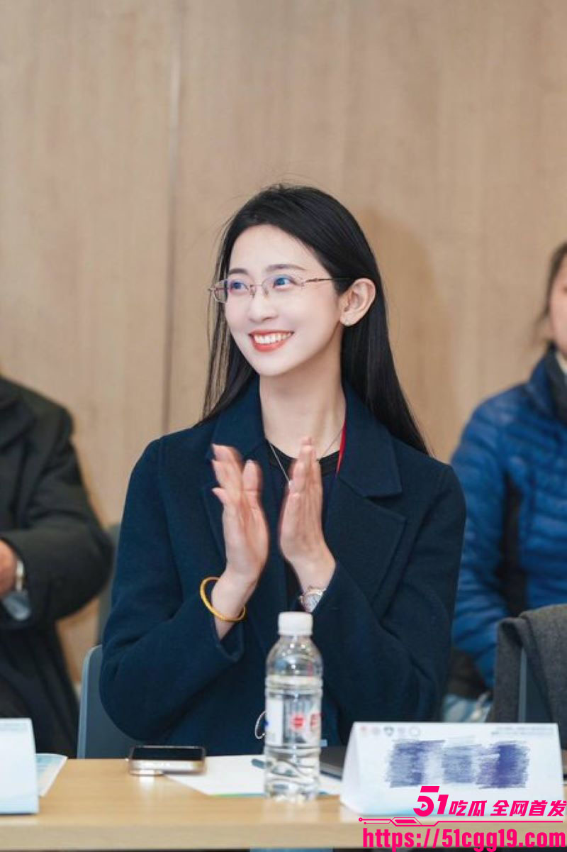 上海体育局财务科员 邢娜 反差私生活大曝光 台上温柔知性公务员 台下一脸潮红被领导灌尿 带到酒店无套爆操！