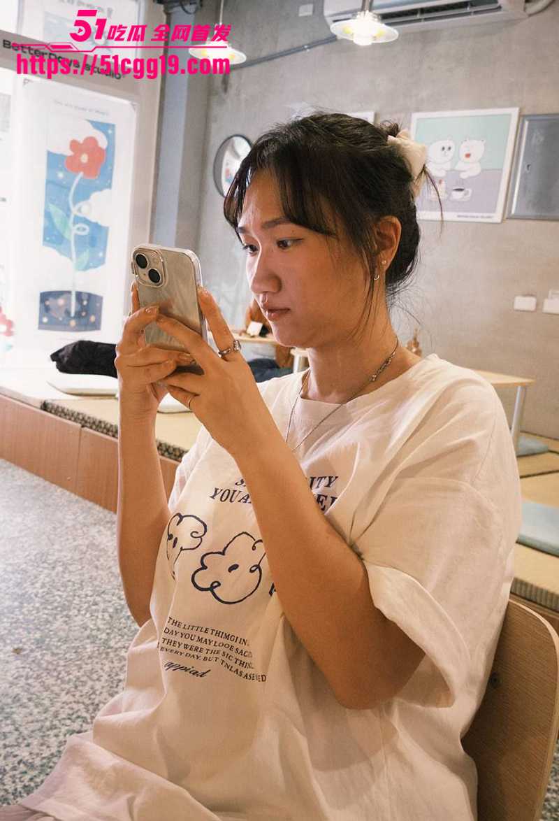 台湾性感小少妇 独守空闺与老公裸聊做爱 震动棒狂插自慰高潮喷涌 绿帽夫暗录曝光网络 夫妻床戏双双泄密！