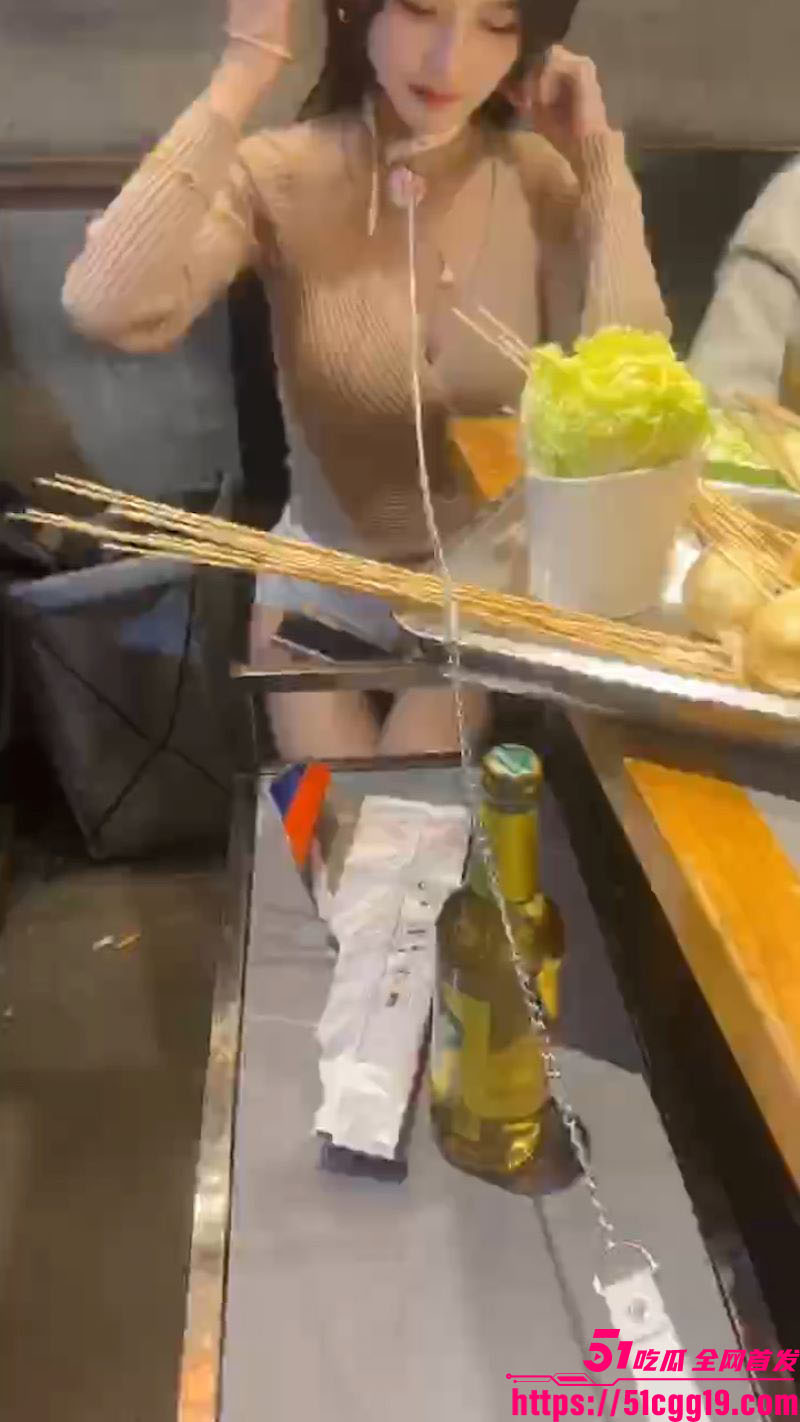神秘富豪带两只母狗外出吃饭 3