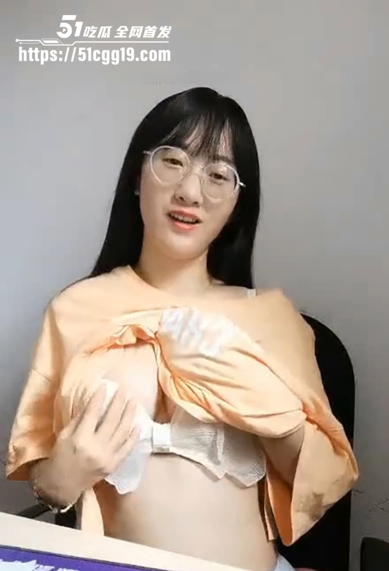 小学美女老师 色色的老湿 下海直播 各种场所裸露酥胸 插跳蛋激情自慰！