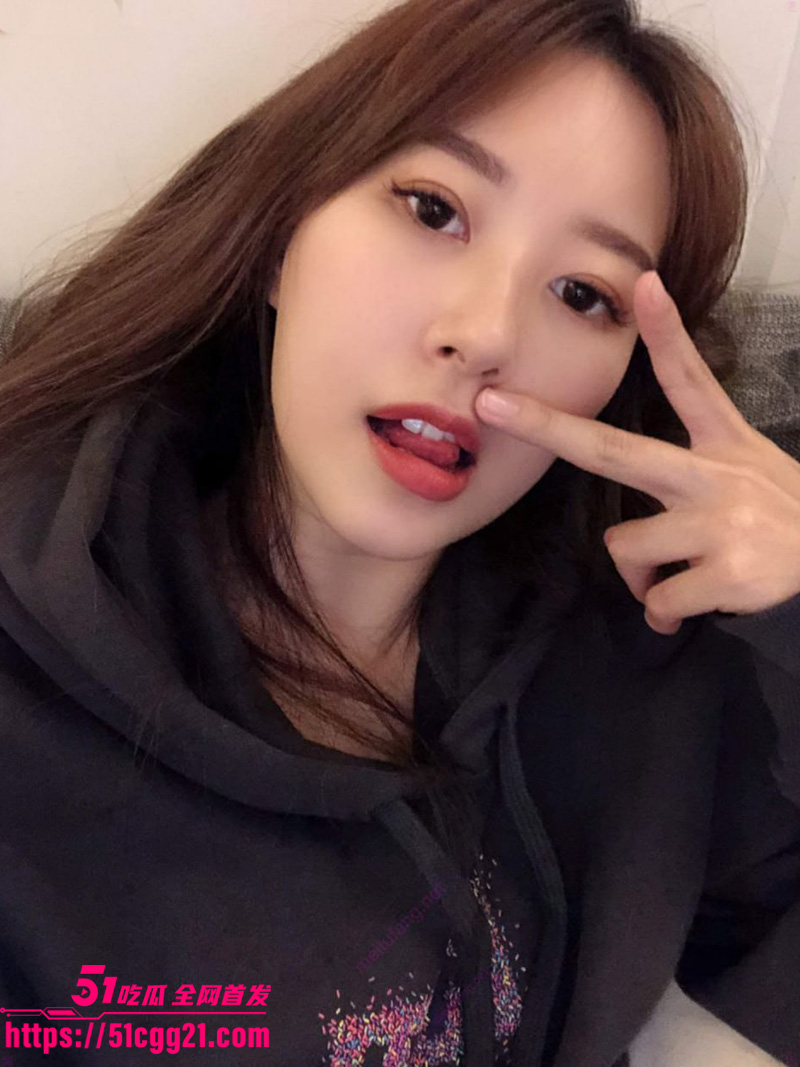 台湾传媒大学绝美校花 私密视频流出 反差女神傍上富二代沦为母狗 露脸口交后入爆操 配合度超高！