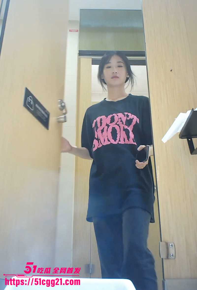 精选酒吧女厕偷拍 直击美女们下体妙境 臀部圆润饱满 穴口粉嫩紧致 美鲍微张热尿如瀑！