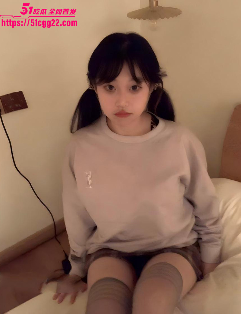 超可爱学生妹自拍不雅视频挑逗男友 年纪轻轻美乳挺拔到犯规 丝袜足交熟练到飞起 骚到骨子里！