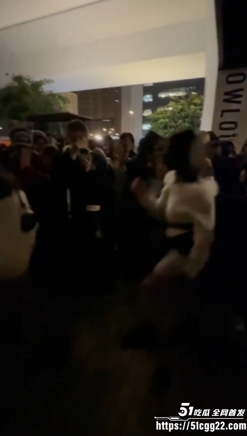香港地铁口精神小妹霸凌事件02