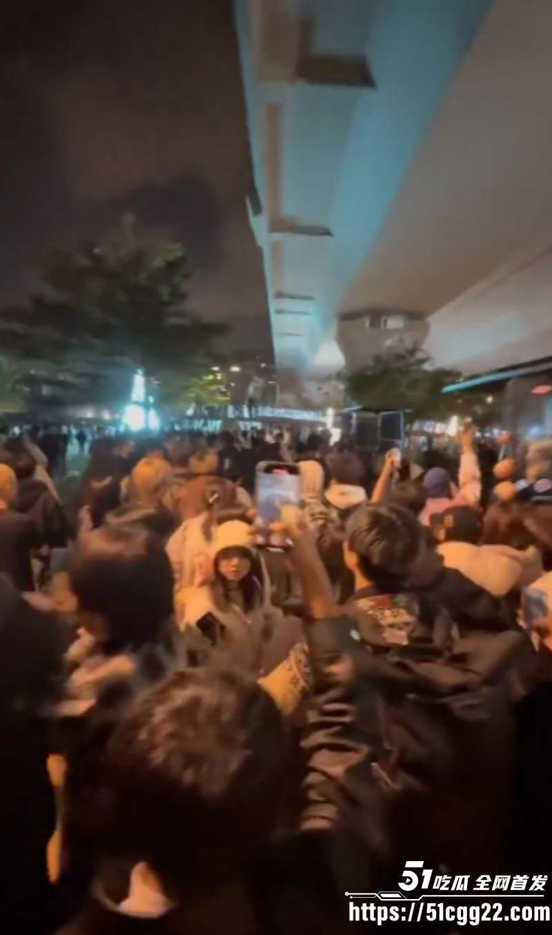 香港地铁口精神小妹霸凌事件03