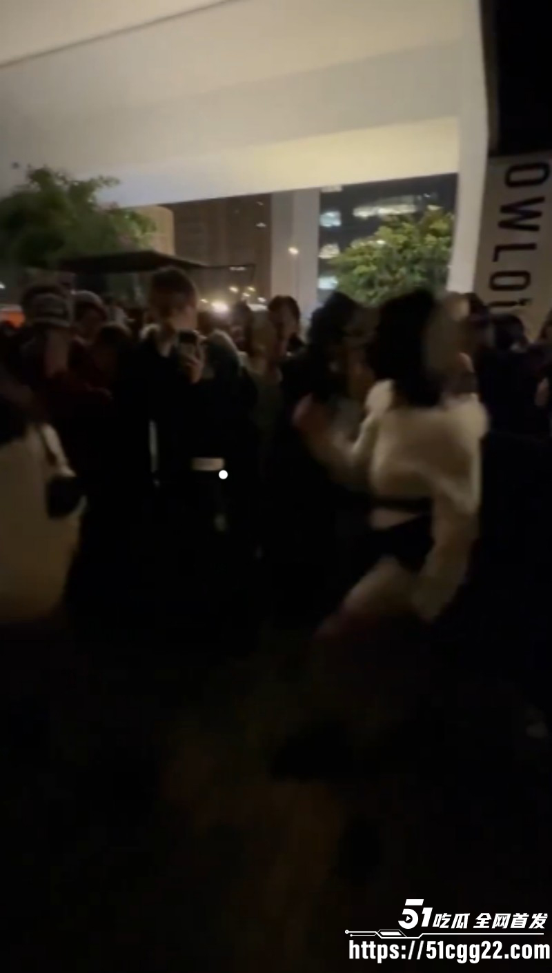 香港地铁口精神小妹霸凌事件06