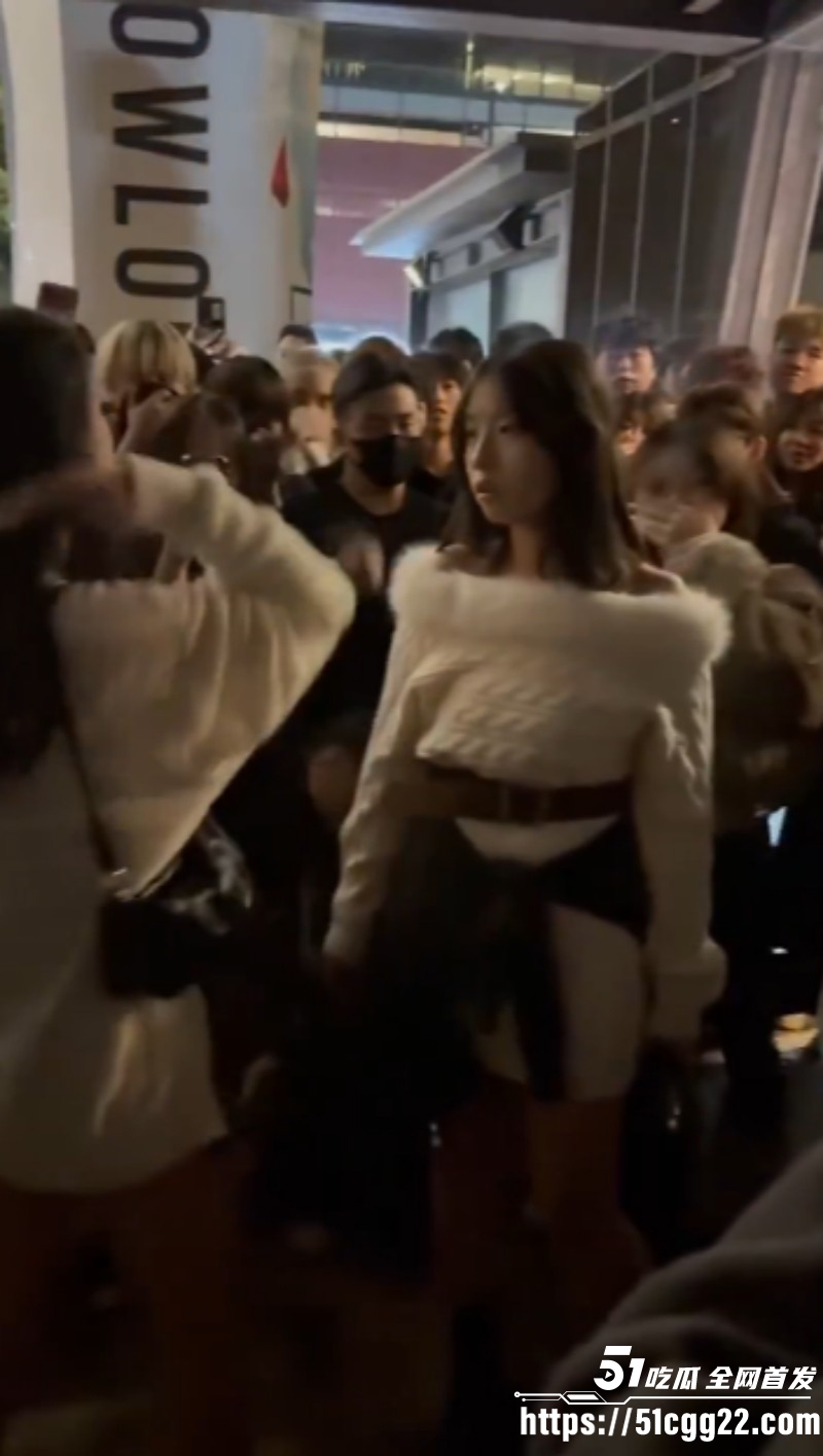 香港地铁口精神小妹霸凌事件04