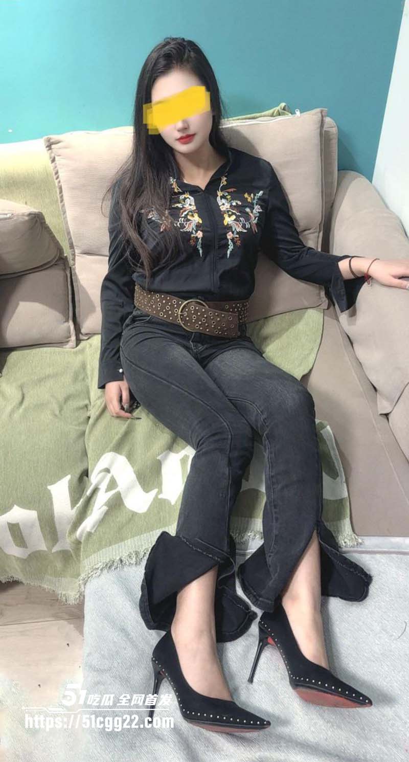 海角大神奶子即正义元旦特辑 穿牛仔裤的高颜值顶级骚货为您吞精喝尿 滴蜡调教秒变母狗