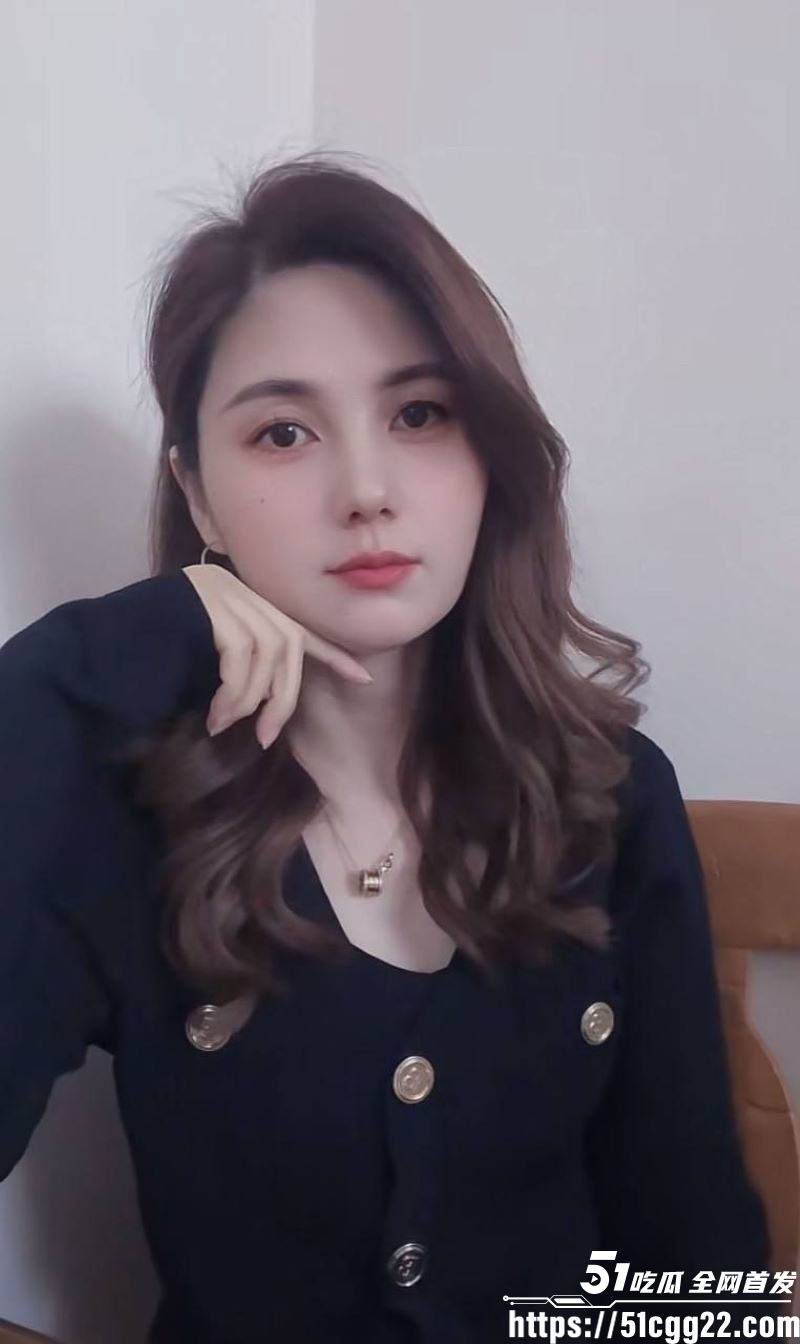 新疆混血美女 马燕燕 私密性爱视频流出 被各种姿势猛玩 白丝粉穴淫水直流 异域风情骚劲拉满！