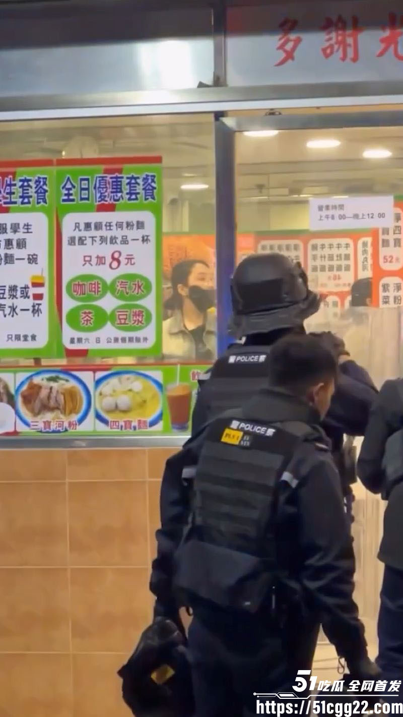 香港上水粉店惊魂！女子手机没电无法微信付款 恼羞成怒与店主争执 拿菜刀挥舞砍警盾 最终被治服逮捕！