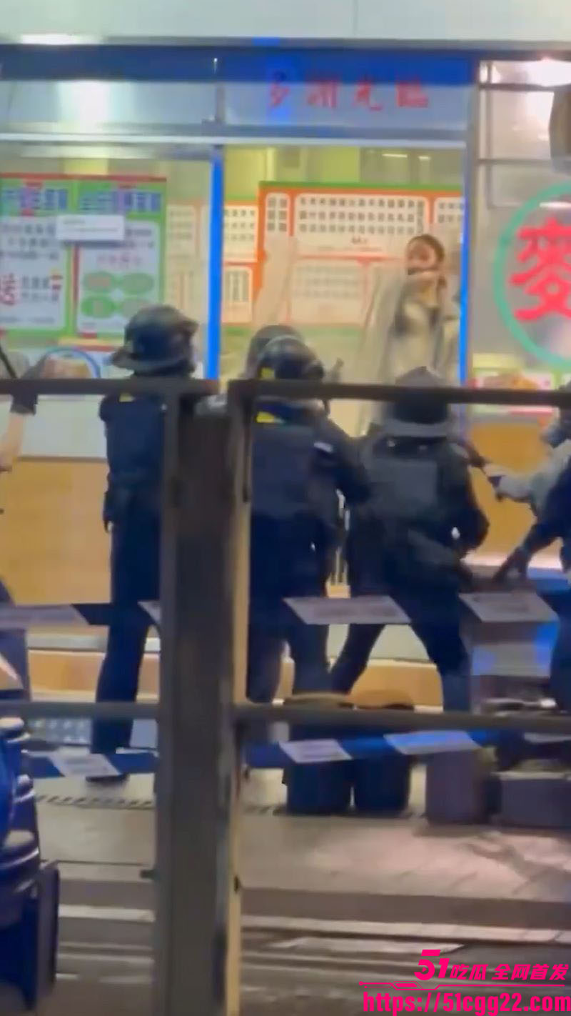香港上水粉店女子袭警事件 3