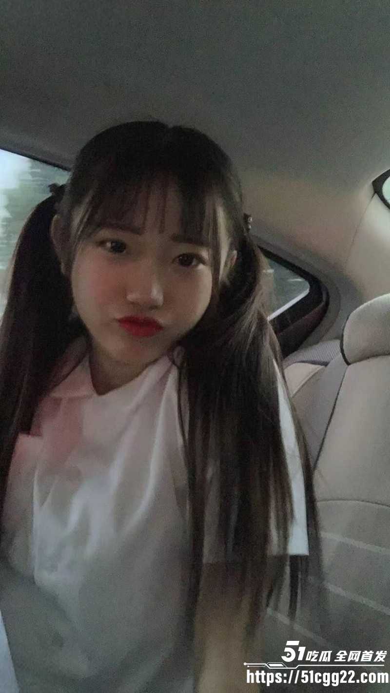 清纯学生妹被绿帽男友诱骗玩3P05