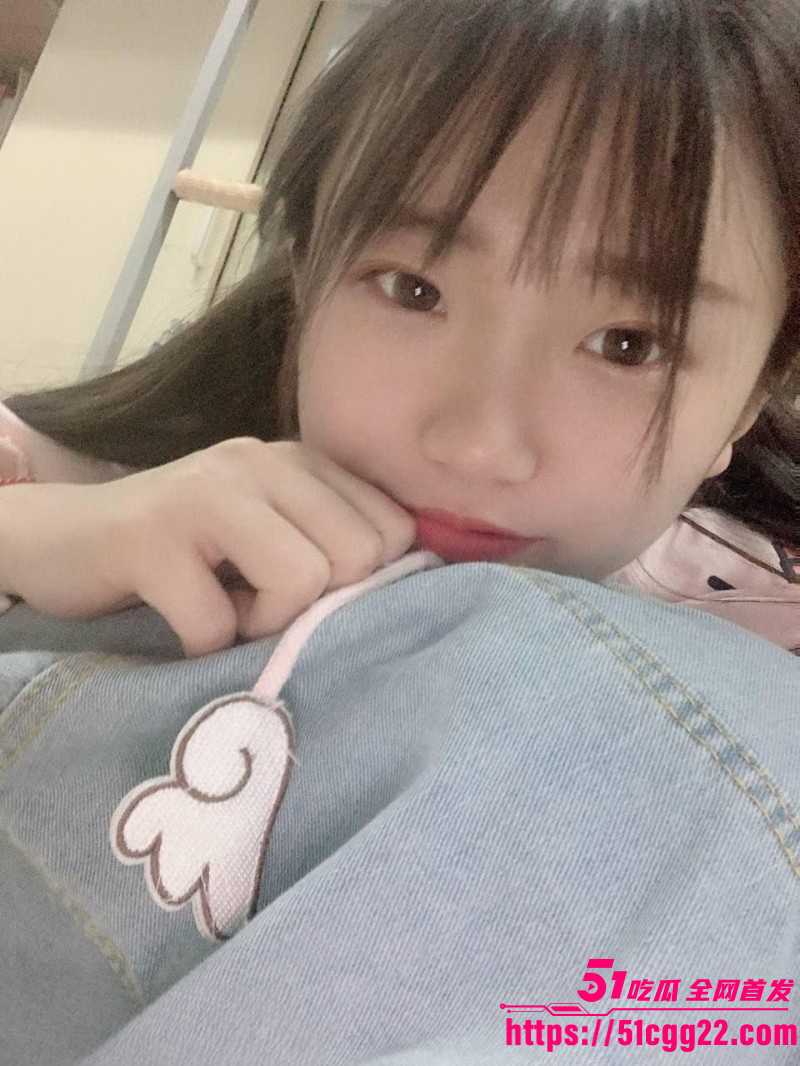 清纯学生妹被绿帽男友诱骗玩3P04