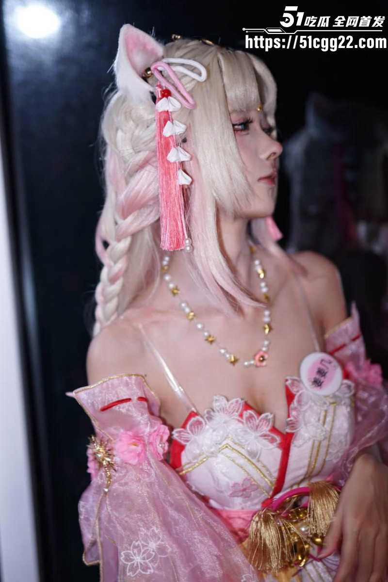 广州萤火虫漫展 高颜值女神cos大集合 巨乳丝足诱惑拉满 摄影师直拍画面香艳火辣！