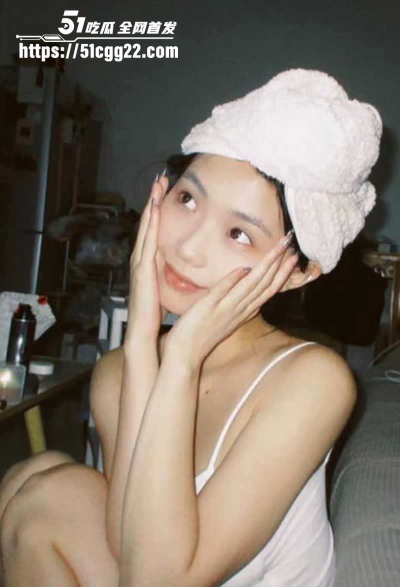 兄妹禁忌之恋微信截图炸裂曝光！小仙女痴缠亲哥 甘当飞机杯 露脸舔屌被后入狂操 乱伦淫片实锤流出！