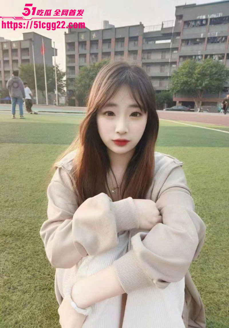 四川大学生 黄洛菲 下海拍大尺度写真 被性无能摄影师狂蹭骚穴 网友怒喷“给你机会你也不中用啊”！