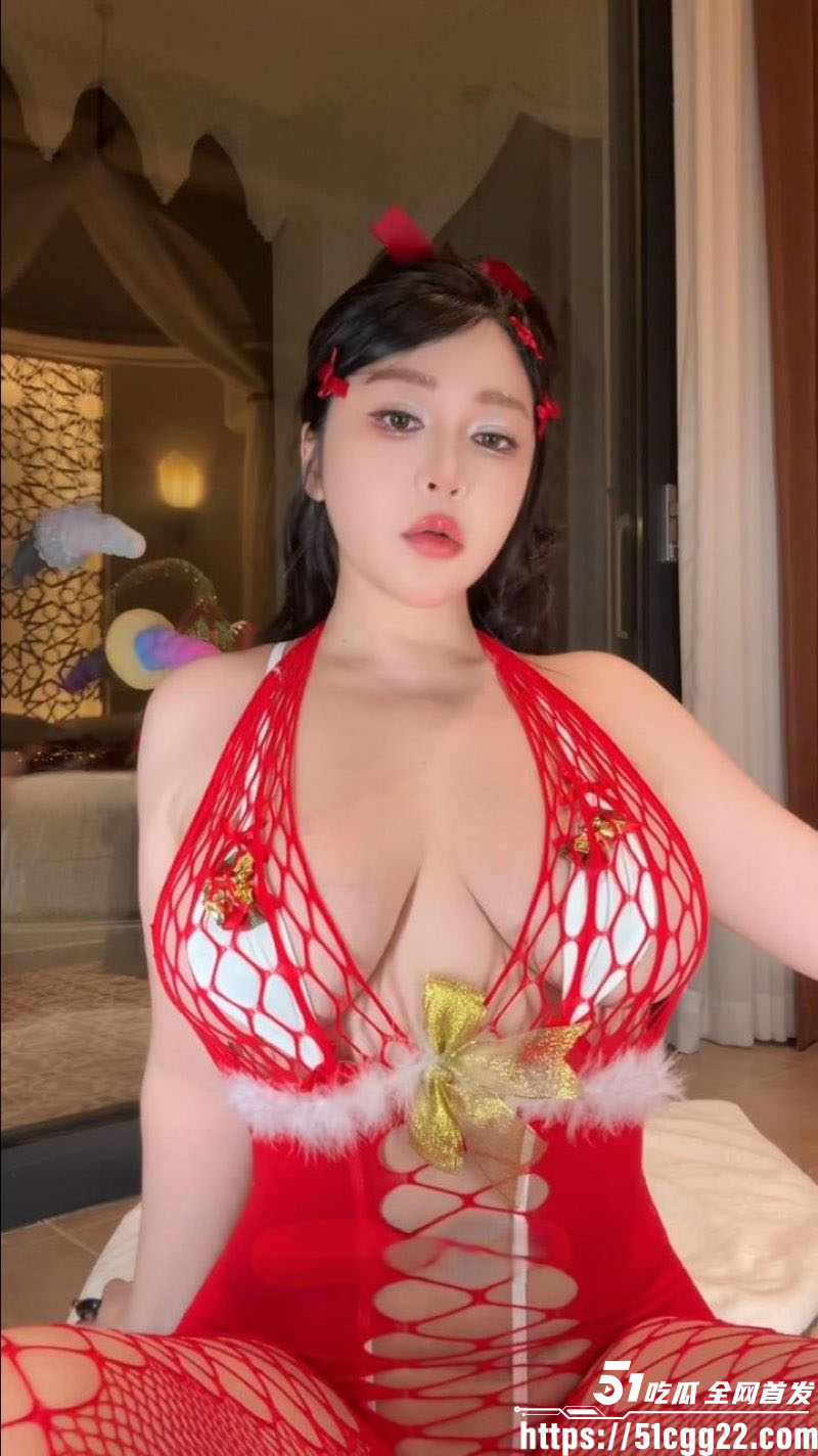 微博福利姬 瑶瑶摇摇摇 圣诞炮机自慰福利 巨乳狂晃情趣装诱惑拉满 掰开粉嫩骚穴塞进高速炮机 喷汁四溅！