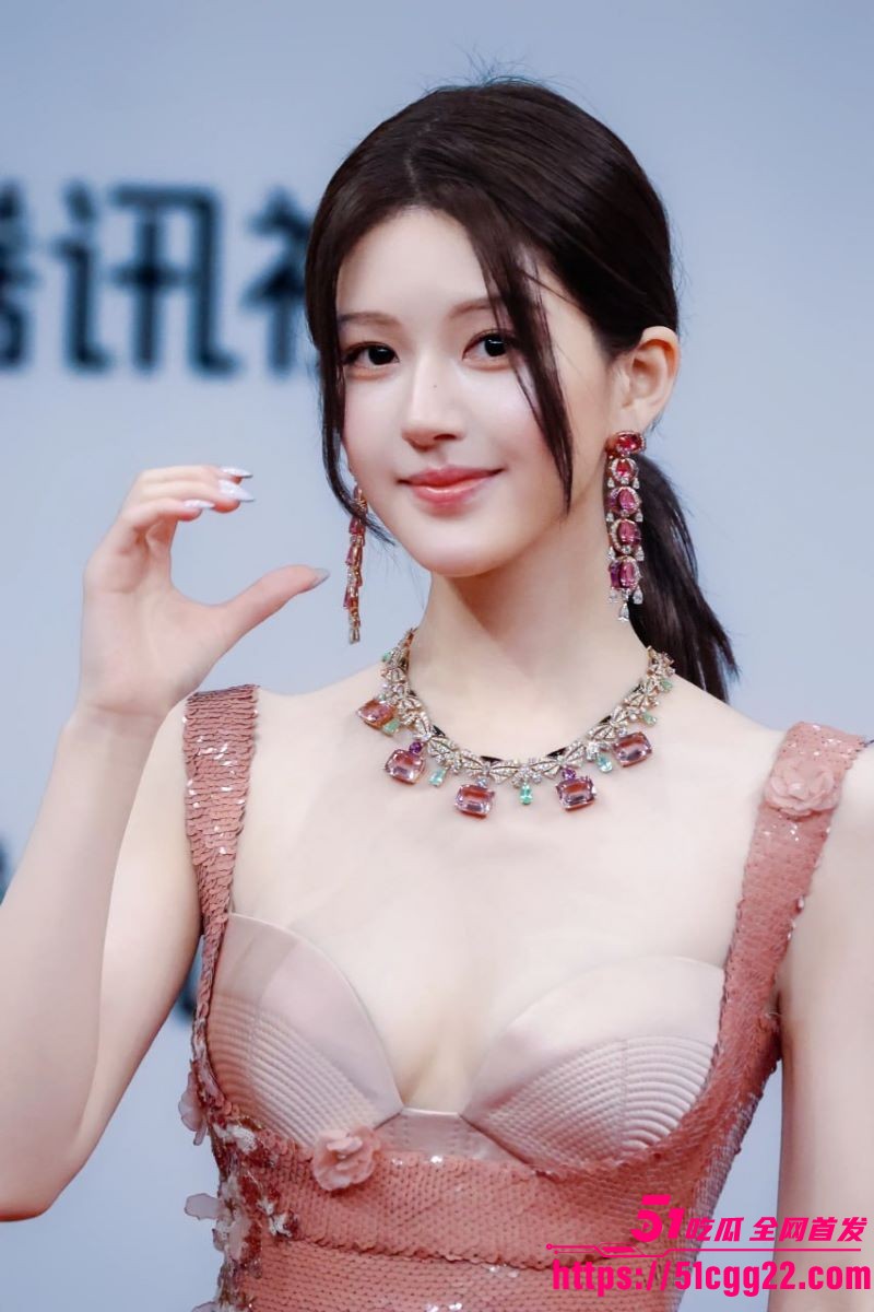 赵露思2026跨年再陷舆论风波！模仿韩团TWS舞步直呼苍蝇舞引粉丝大战 直播露点+AI换脸啪啪视频全曝光！