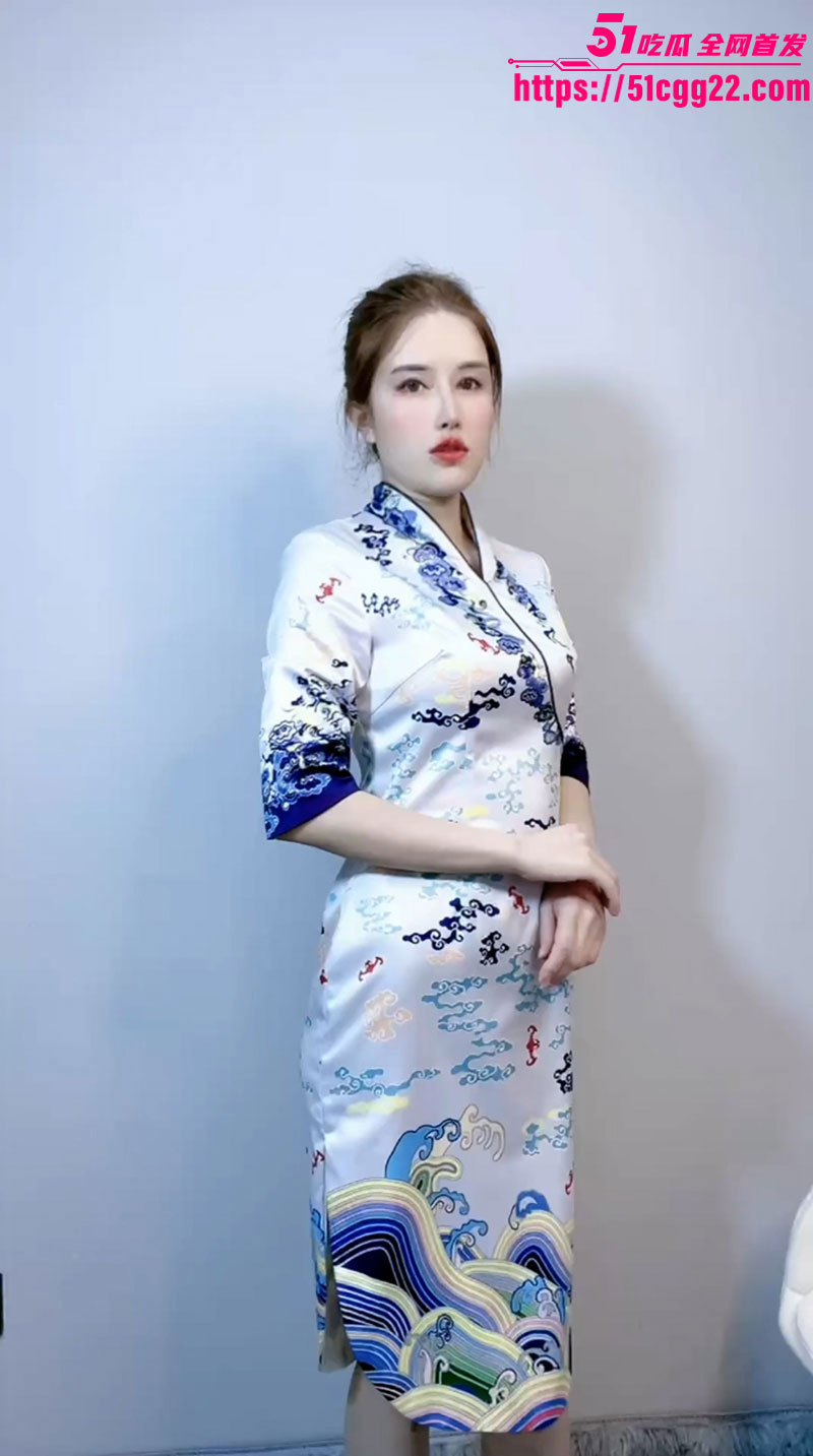 极品福利姬 鹿八岁baby 性感旗袍真空爆乳 透视蕾丝双cos 巨乳馒头逼若隐若现骚到炸裂！