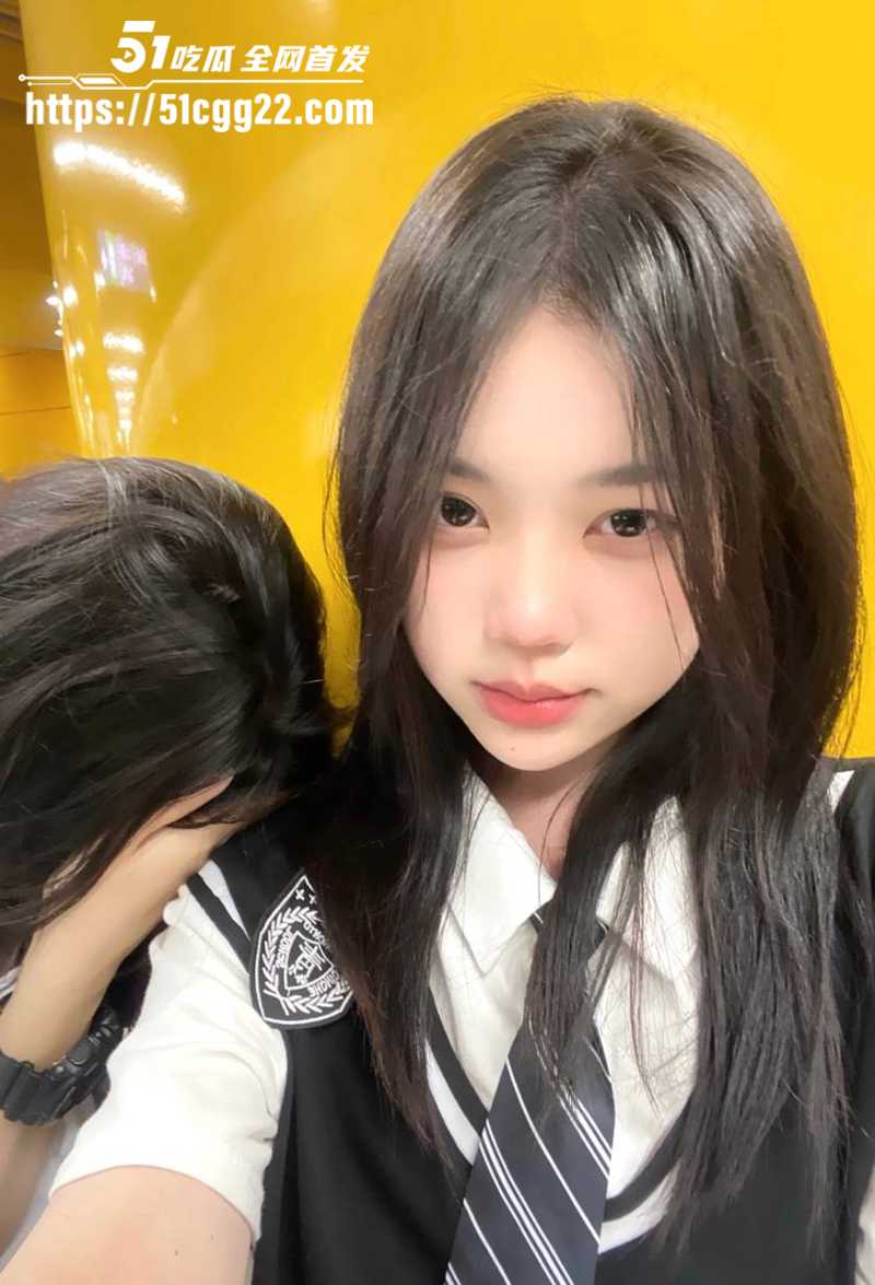 清纯网红乖乖女小鱼黑人群交视频流出4拷贝