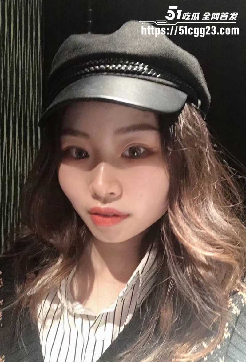 武汉纺织大学美女辅导员 邓易慧 性瘾上头拍发骚淫片撩男学生 睡遍校园帅哥 堪称学院公交车！