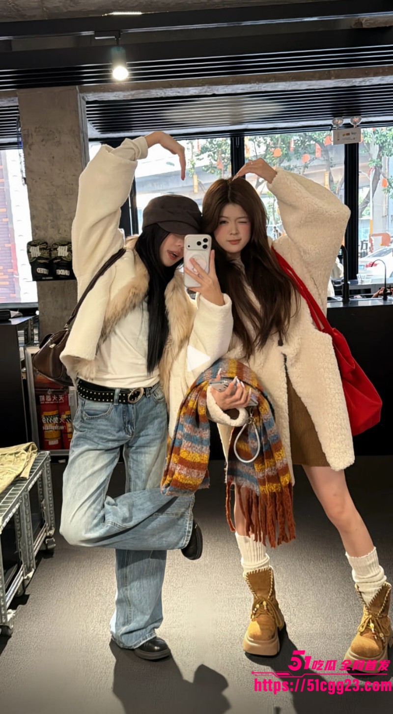 约炮大神付费大秀 网吧猎艳精神姐妹花 双女轮番调教揉奶玩穴 爆操中出画面淫乱不堪！