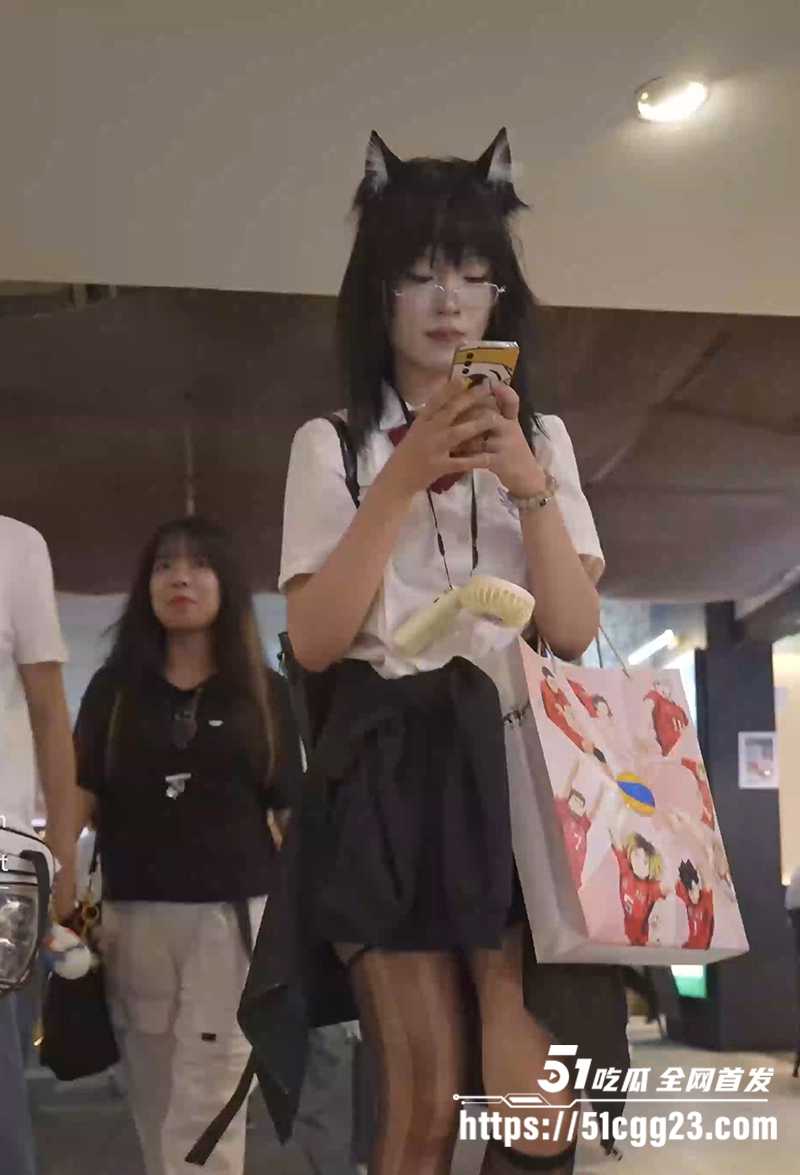 抄底街拍大神新作！高挑JK猫女真空逛街 黑丝翘臀春光乍泄 肥美小穴时隐时现 高清捕捉每丝春光！