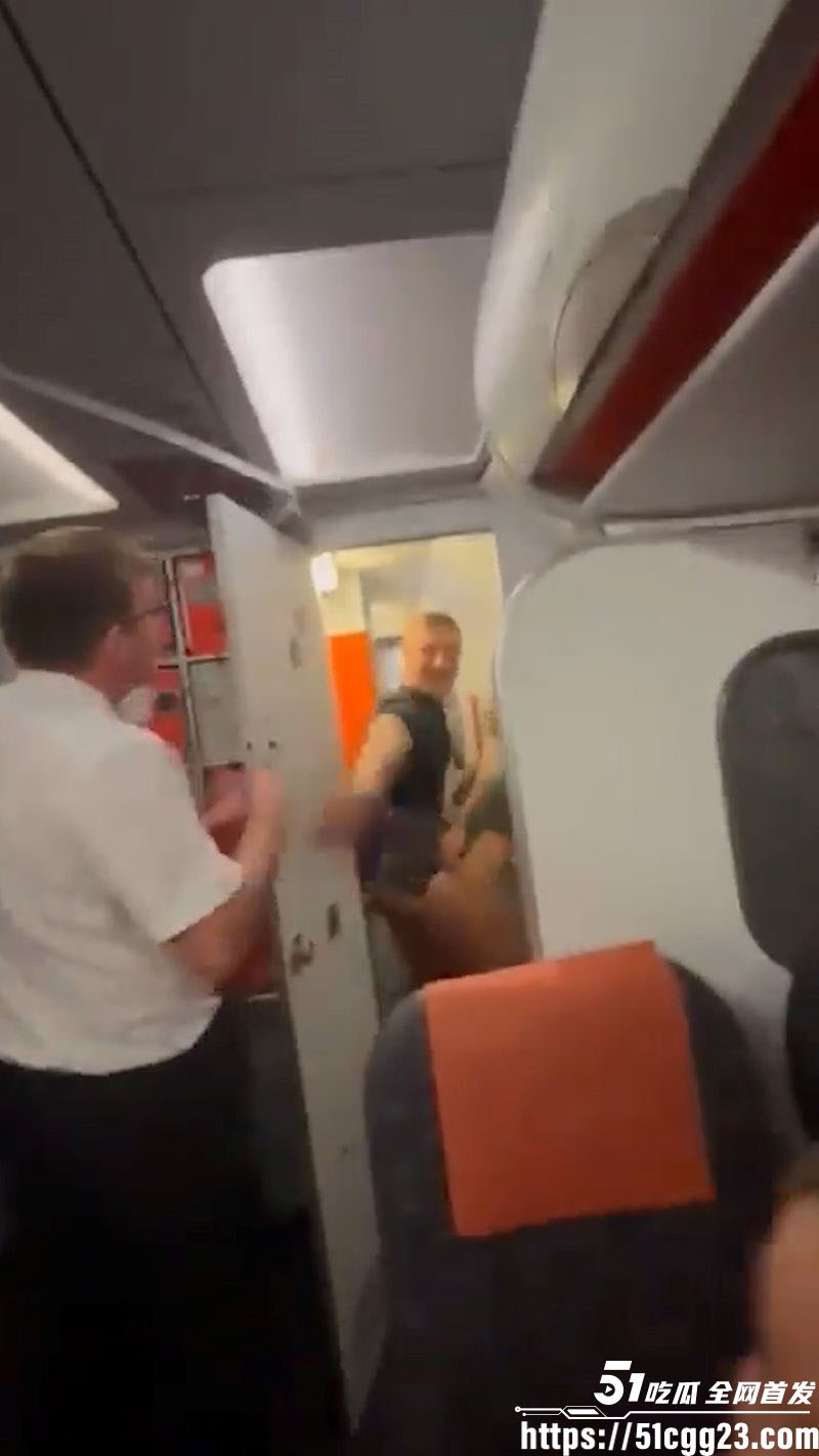 英国易捷航空情侣高空做爱事件 6