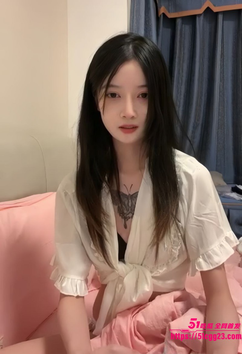 精神小妹 张佳莹 下海直播首秀 纤细身材摆出各种淫骚姿态 化身母狗任由大屌暴插粉穴！
