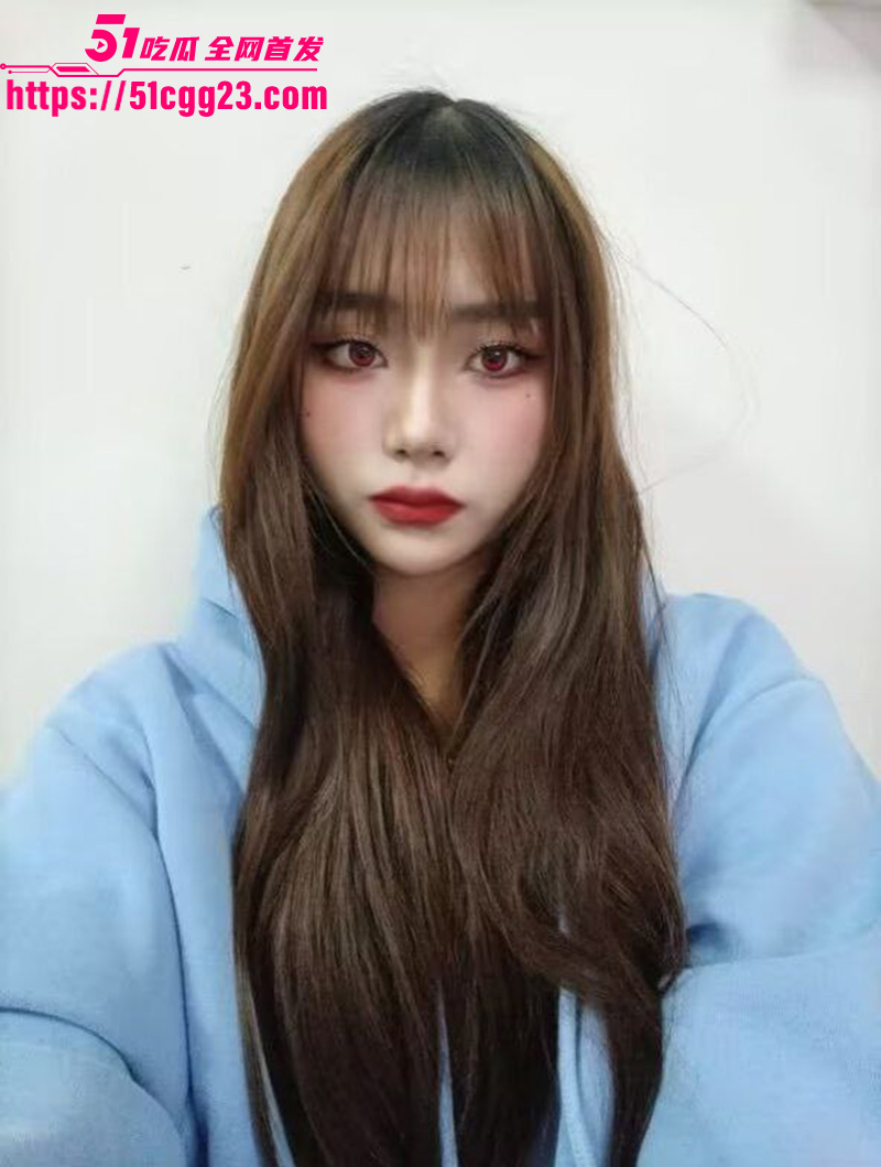 广东高颜值淫妻性爱视频被绿帽老公曝光 小骚货露脸口交深情舔屌 沙发上对镜后入猛干操到腿软！