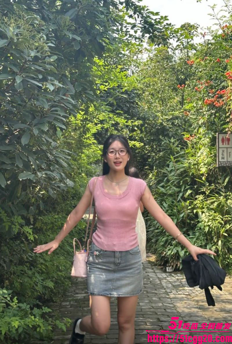 山东学校反差老师脚踏三只船 3