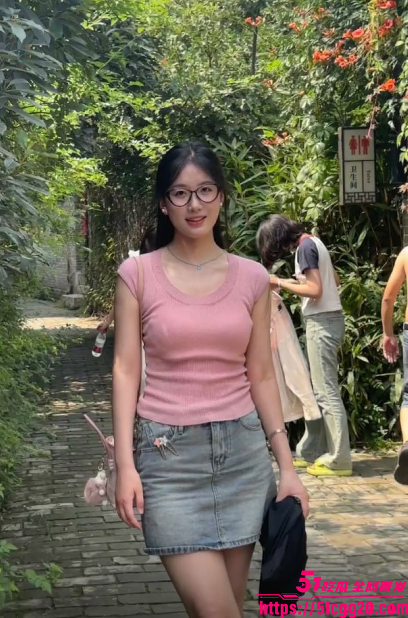 山东学校反差老师脚踏三只船 4