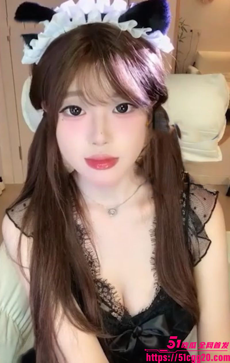 网红主播 赤英酱酱 直播福利大秀 上身正常直播甜聊互动 下身塞跳蛋偷偷自慰高潮 忍耐娇喘超刺激！