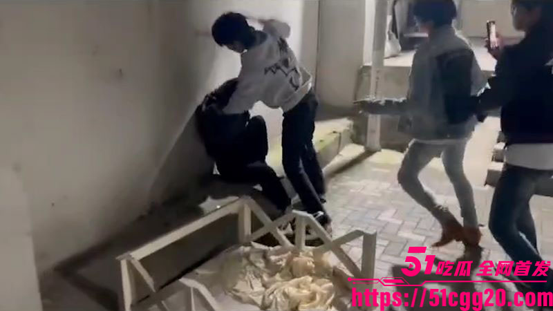 国潮小子被高街帝精神小伙暴打 3
