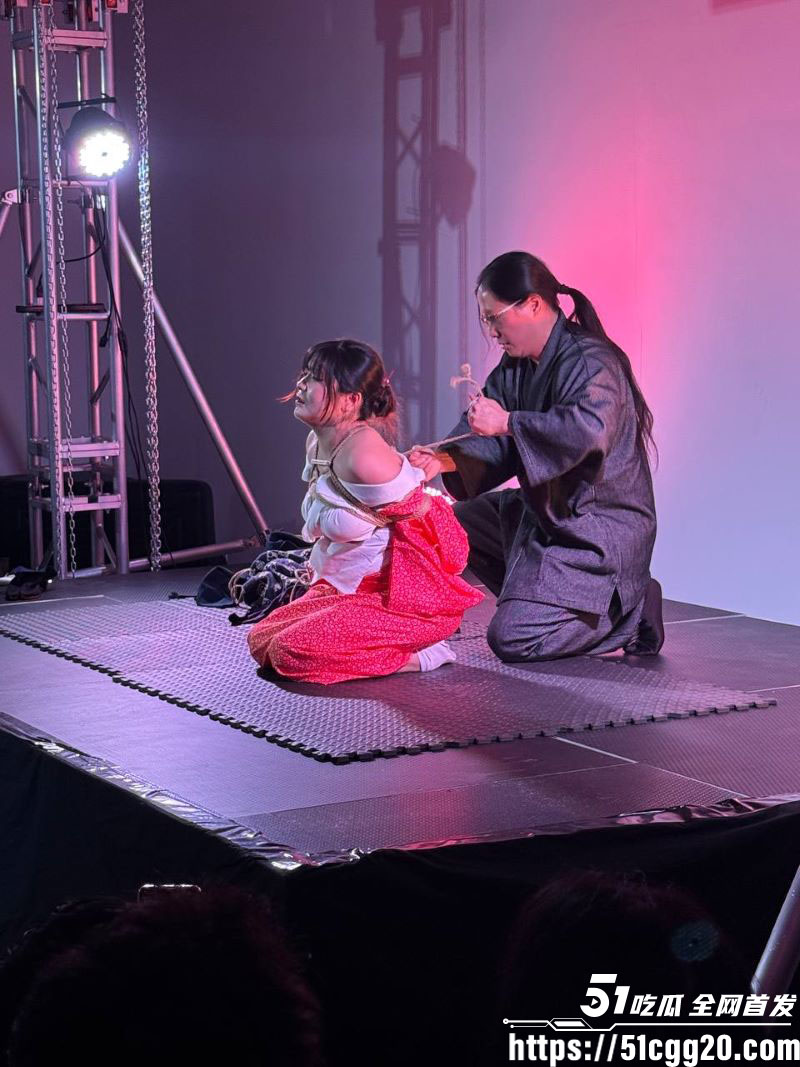 日本绳艺大师鵺神莲大胆演绎主题行为艺术 9