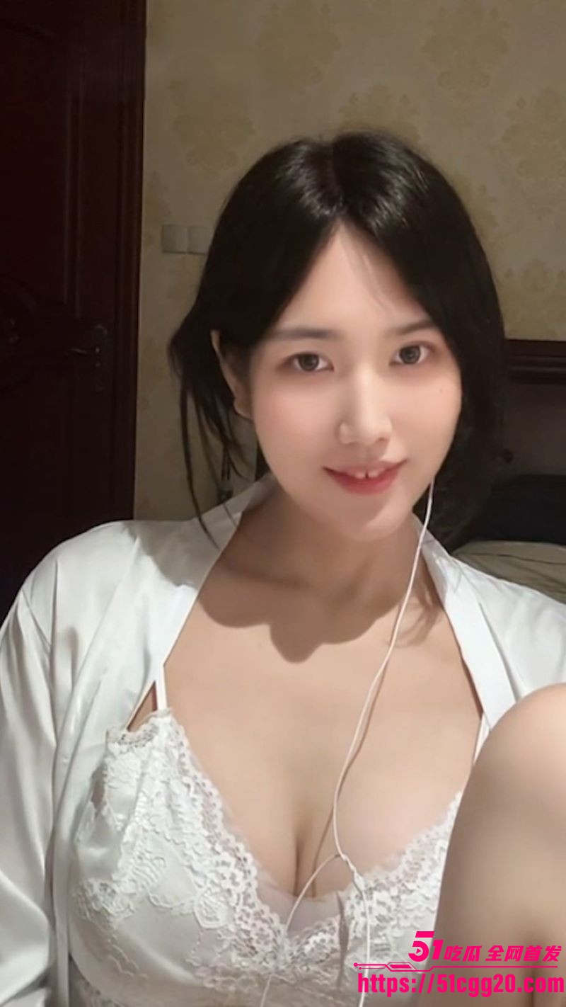 高颜值网红 小羽ASMR 首曝露点视频 天然木瓜巨乳晃荡诱人 口交大屌全程记录 淫靡画面直接夯爆！