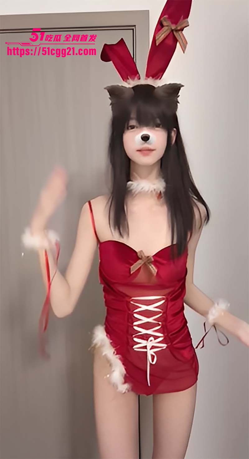 推特反差萝莉 lulu小鱼干 圣诞自慰特辑 水晶假屌摩擦粉嫩阴唇 雪白胴体令人垂涎欲滴！