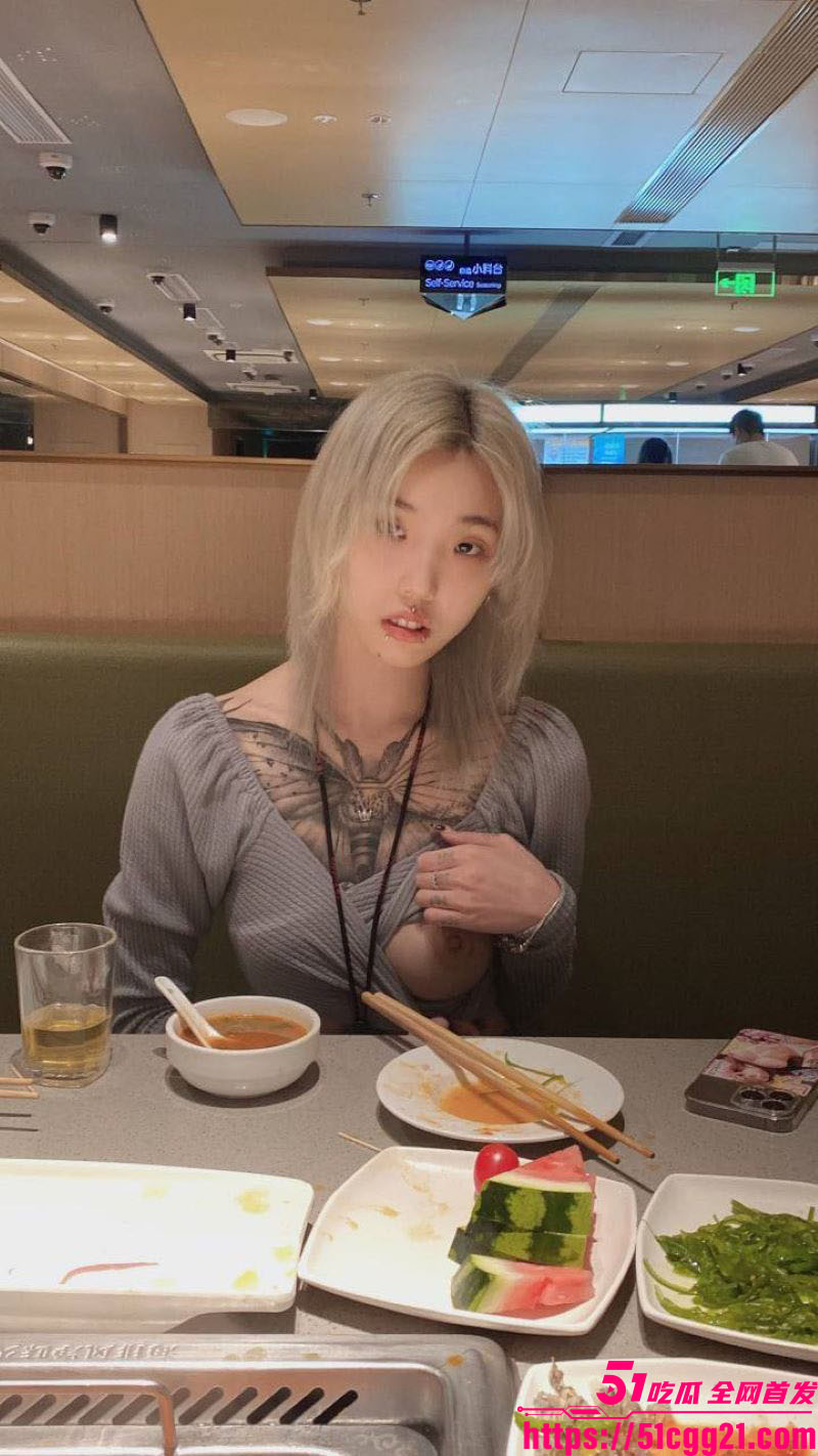安徽绿毛精神小妹 刘佳鑫 酒店无套激战！埋头深喉口交大鸡巴 女上位狂骑榨精 被操到翻白眼喷水！