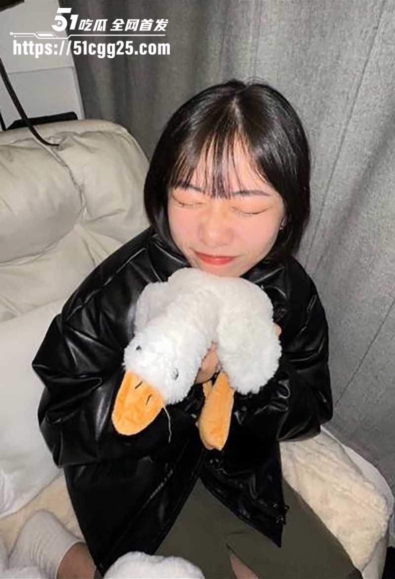 大一短发美女 谢凯琪 私拍泄密 奶子虽小但性欲旺盛 边后入边舔假屌 露奶淫装更是骚到无敌！