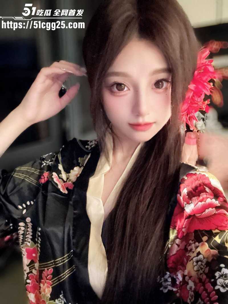 推特萝莉福利姬 饼饼大王 大尺度私拍 颜值甜美娇躯性感 清纯淫靡并存极具反差感！