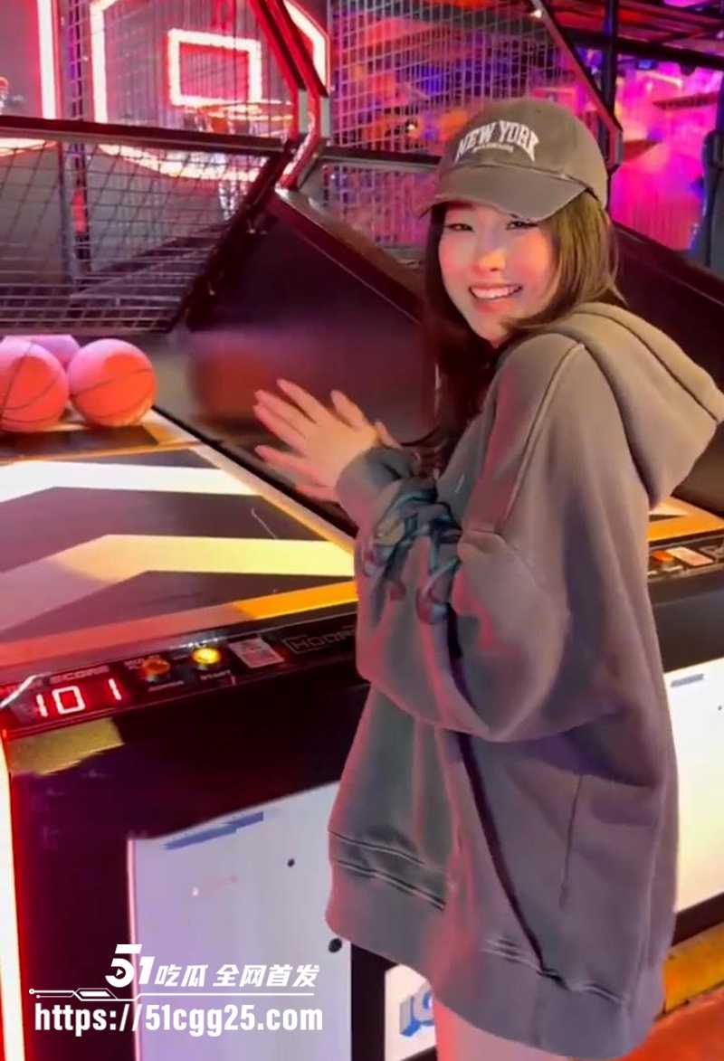 噗噗阿黑颜电梯口爆保龄球馆露出视频流出2拷贝